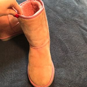 Pale pink classic short Uggs